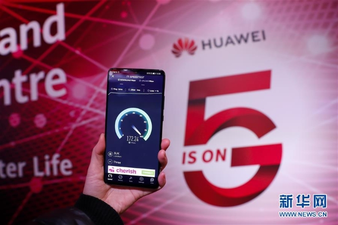 1月28日，在英国伦敦华为5G创新体验中心，一人持手机测试5G速度。新华社记者 韩岩 摄