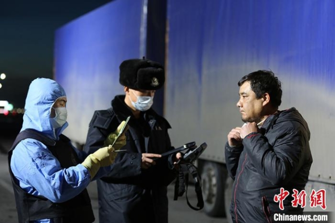 边检执勤民警对驾驶人员进行人证对照。　查瑞 摄