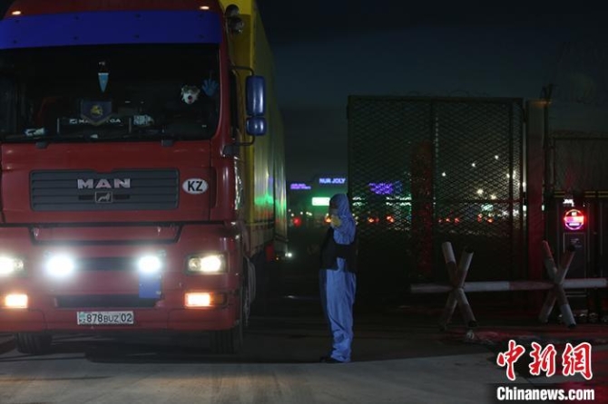 边检执勤民警引导货车入境。　查瑞 摄