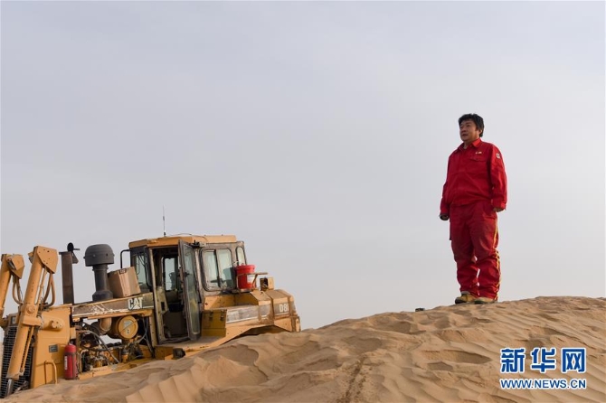 (新春走基层·图文互动)(1)特写:与车为伴,独行沙海