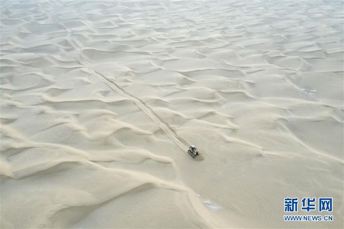 (新春走基层·图文互动)(2)特写:与车为伴,独行沙海