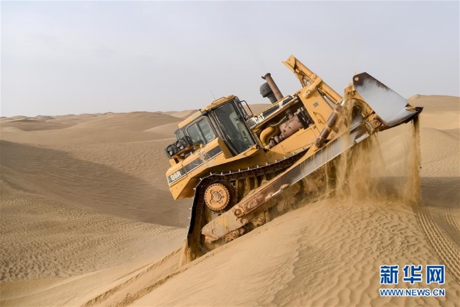 (新春走基层·图文互动)(3)特写:与车为伴,独行沙海