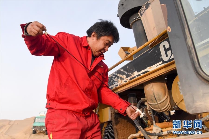 (新春走基层·图文互动)(4)特写:与车为伴,独行沙海