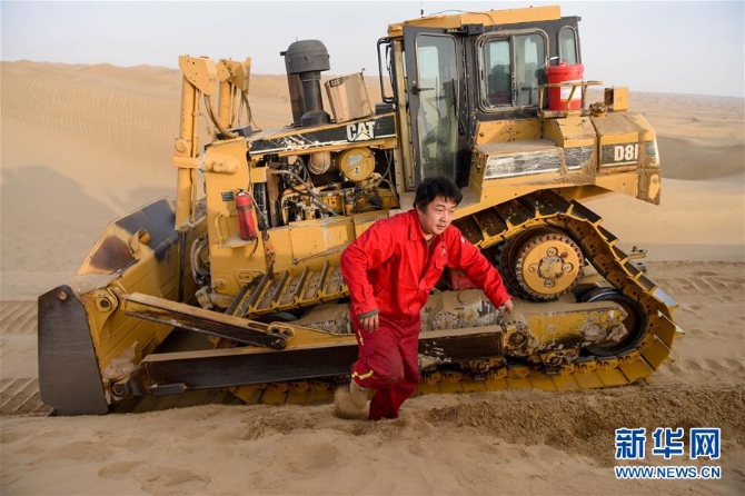 (新春走基层·图文互动)(5)特写:与车为伴,独行沙海