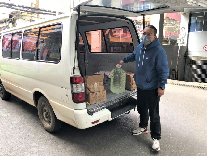 居民热心帮找消毒物资