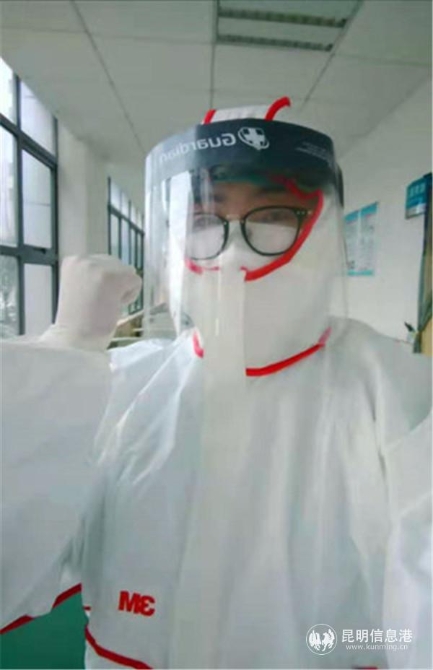 工作状态的张叶春雯俨然成为一名女战士