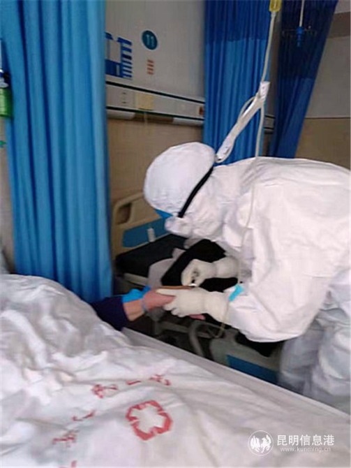 董昊为患者进行临床护理