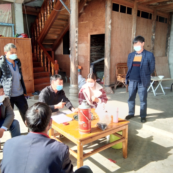 香柏河村组干部走村入户宣传疫情防控