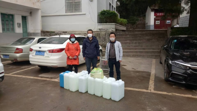 区696台捐赠一次性口罩450只、84消毒液25L装10桶