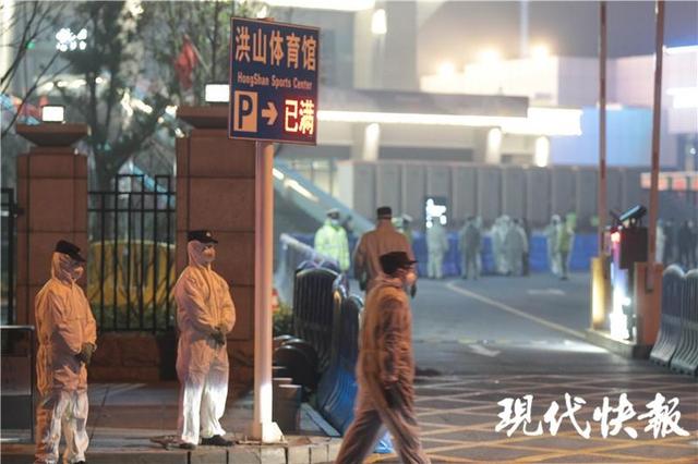 直击|洪山体育馆方舱医院收治首批病患,院内外实况来了!