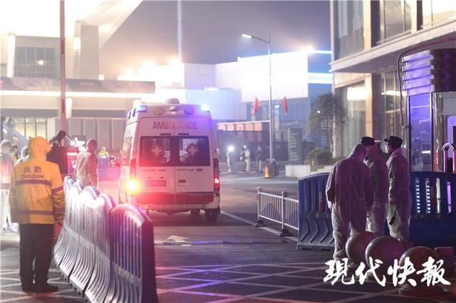 直击|洪山体育馆方舱医院收治首批病患,院内外实况来了!