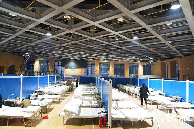 直击|洪山体育馆方舱医院收治首批病患,院内外实况来了!