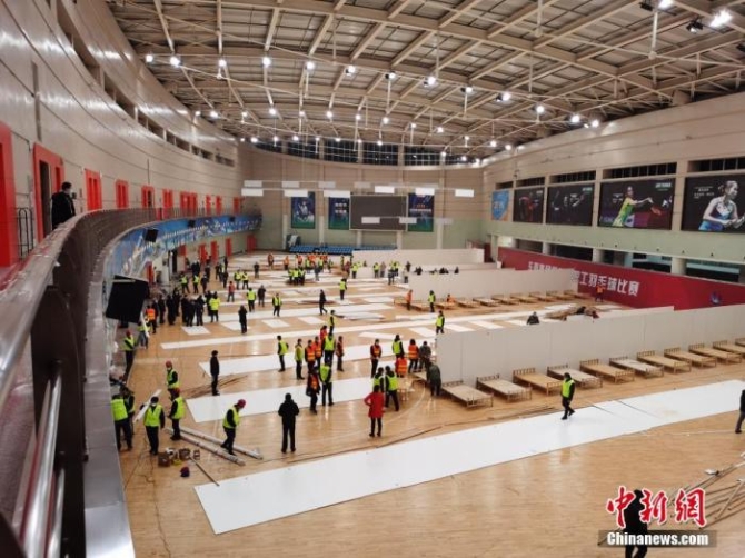 资料图:施工人员正在加紧建设武汉体育中心“方舱医院”。 <a target='_blank' href='http://www.chinanews.com/'>中新社</a>发 黄胜红 摄 资料图:施工人员正在加紧建设武汉体育中心“方舱医院”。 <a target='_blank' href='http://www.chinanews.com/'>中新社</a>发 黄胜红 摄