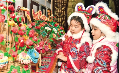 新年俗,“土味”中带着“潮”与暖 儿童在西安碑林区文化馆参观关中花馍作品。新华社发