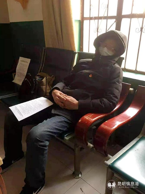 累到睡着的大洛羊社区居委会主任李应龙