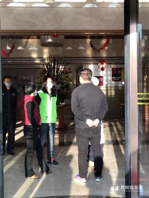 祁娟书记送疫区人员去酒店隔离 祁娟书记送疫区人员去酒店隔离