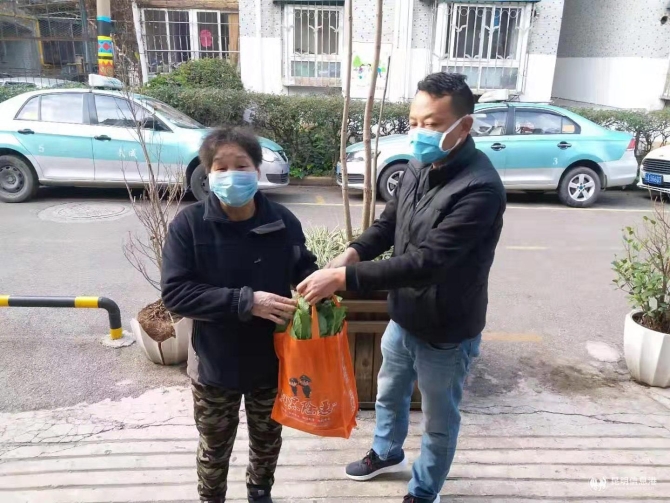 11为老人送上蔬菜 11为老人送上蔬菜