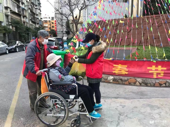 12为行动不便的老人送上蔬菜 12为行动不便的老人送上蔬菜