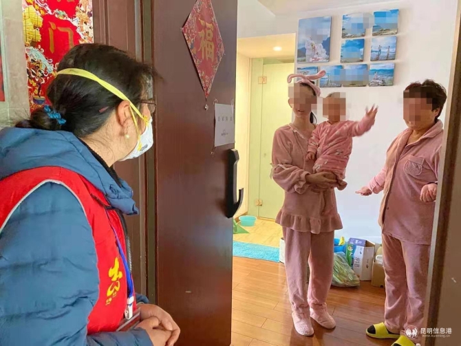 14为刚解除居家隔离的机组乘务员送菜上门 14为刚解除居家隔离的机组乘务员送菜上门