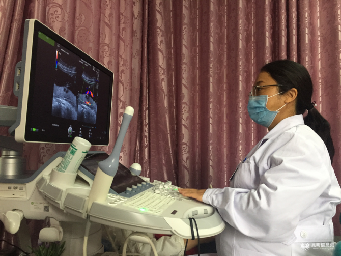 张宋玲在给其他孕妇做四维彩超