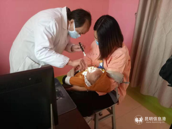 林升春给患儿进行检查