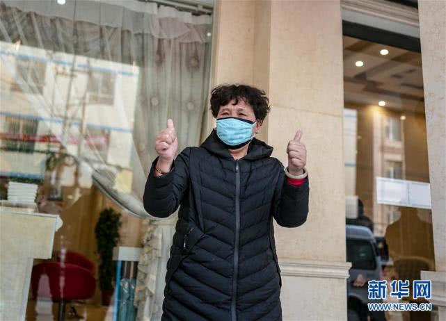 1月29日,暂住在云南省昆明市一安置酒店的滞留旅客为这几日帮助他们的工作人员点赞。 新华社记者 江文耀 摄.jpg 1月29日,暂住在云南省昆明市一安置酒店的滞留旅客为这几日帮助他们的工作人员点赞。 新华社记者 江文耀 摄.jpg