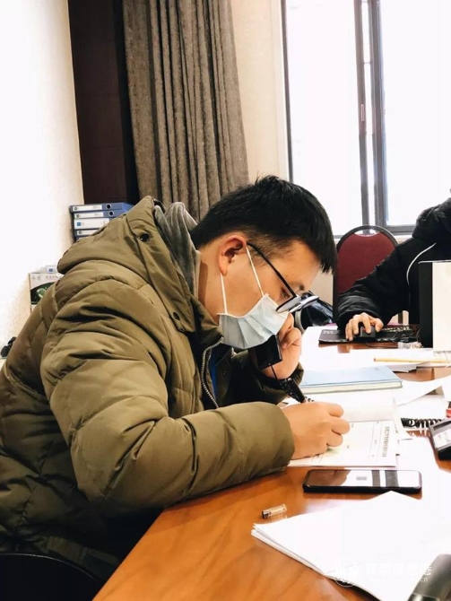 专班的青年同志投入地工作1