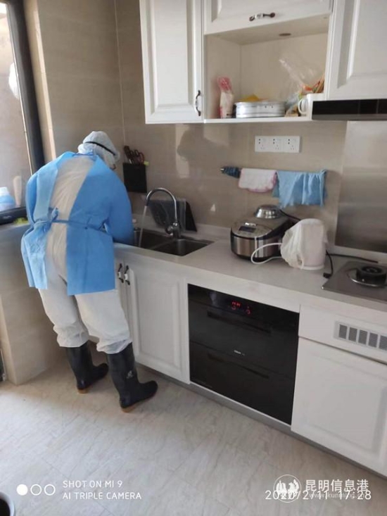 李学红在确诊病人家中做消毒。 李学红在确诊病人家中做消毒。