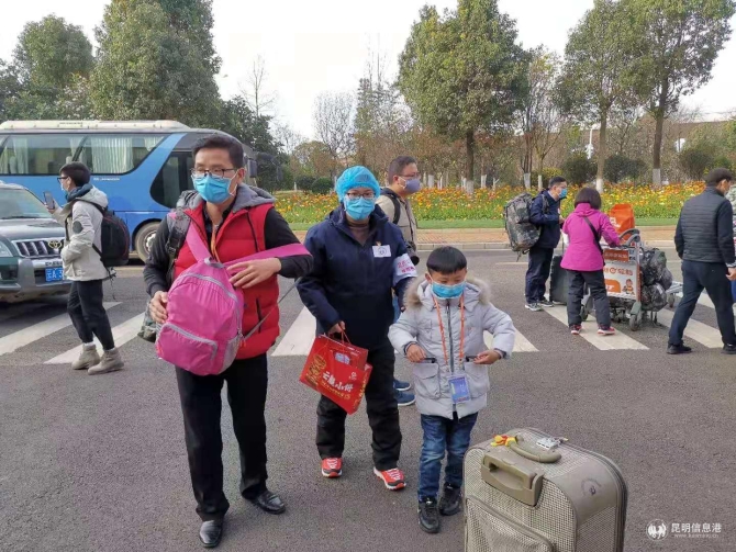 前来送行的刘桂苹一家 前来送行的刘桂苹一家