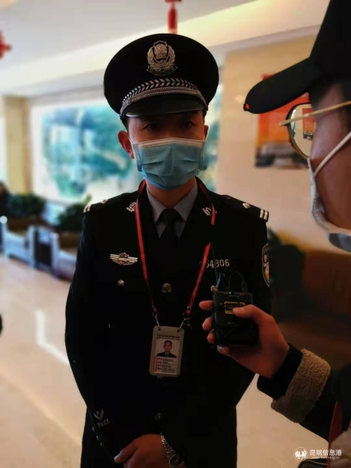 送妻出征的云南省公安厅民用机场公安局航站区派出所副所长周隆剑 送妻出征的云南省公安厅民用机场公安局航站区派出所副所长周隆剑