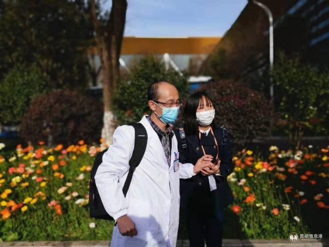 为出征父亲送行的女儿 为出征父亲送行的女儿