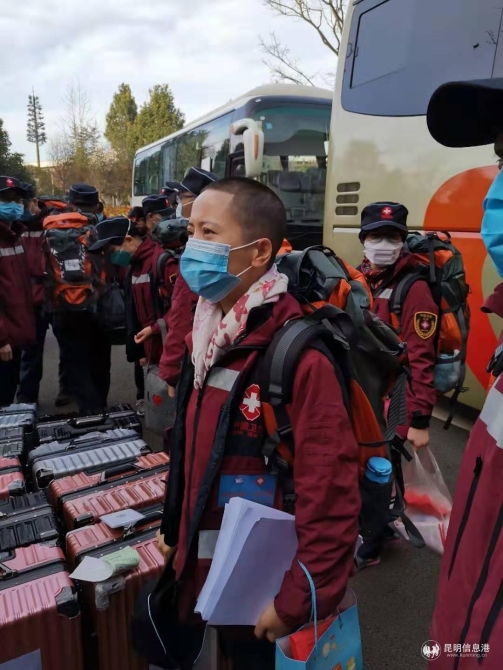 剃发出征的云南省第一人民医院护士长邓小丽 剃发出征的云南省第一人民医院护士长邓小丽