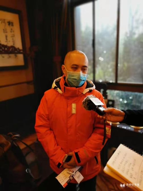 剃光了头发前往崇阳县支援的廖庚进医生 剃光了头发前往崇阳县支援的廖庚进医生