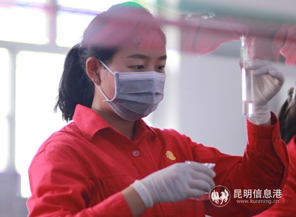 图2：工作中的杨水艳