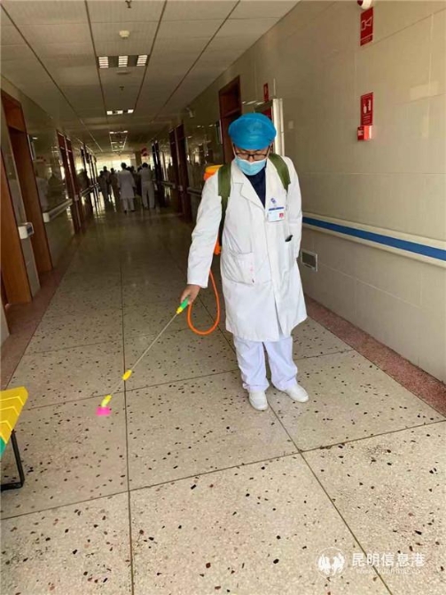 图四 普伟在对病房进行消毒。供图 图四 普伟在对病房进行消毒。供图