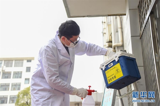 (新华全媒头条·图文互动)(12)沧海横流显本色 战“疫”一线党旗红——全国各领域基层党组织和广大党员奋力打好疫情防控阻击战(1)