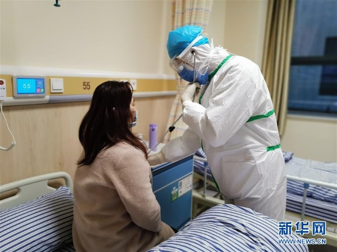 (新华全媒头条·图文互动)(4)沧海横流显本色 战“疫”一线党旗红——全国各领域基层党组织和广大党员奋力打好疫情防控阻击战(1)