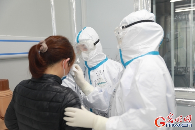 雷神山医院ICU病房投入使用 当天收治患者近600人