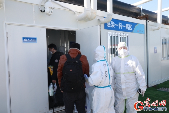 雷神山医院ICU病房投入使用 当天收治患者近600人