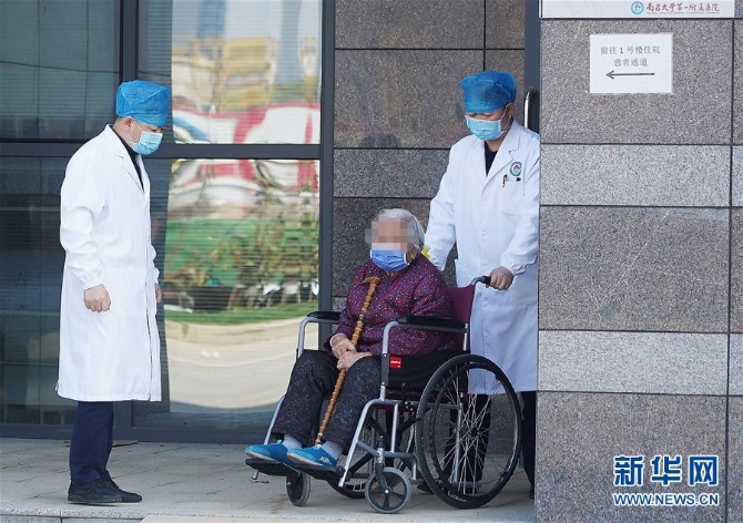 (聚焦疫情防控)(2)九旬新冠肺炎患者治愈出院