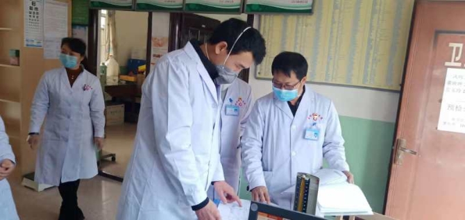 白衣“守护神” (1)