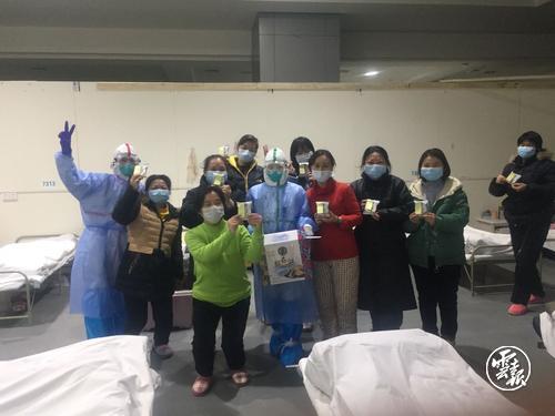 【共同战疫】暖心!武汉国贸方舱医院病患收到来自七彩云南的礼物1.jpg