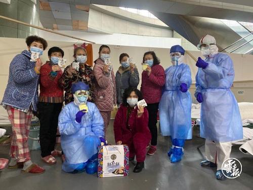 【共同战疫】暖心!武汉国贸方舱医院病患收到来自七彩云南的礼物2.jpg