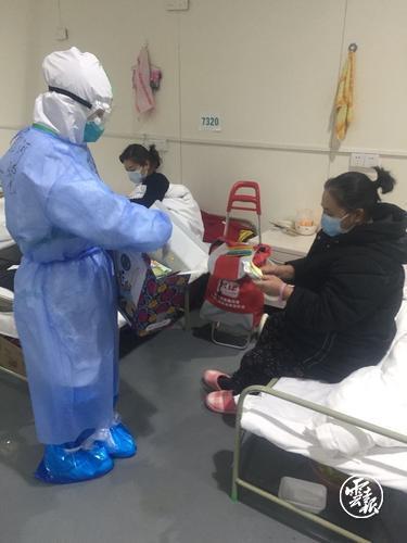 【共同战疫】暖心!武汉国贸方舱医院病患收到来自七彩云南的礼物4.jpg
