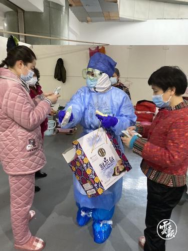 【共同战疫】暖心!武汉国贸方舱医院病患收到来自七彩云南的礼物5.jpg