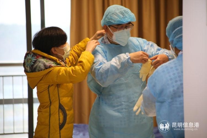 感控专家刘梦迪来指导上班人员防护，认真细致的检查穿戴的每一个环节，力争做到万无一失