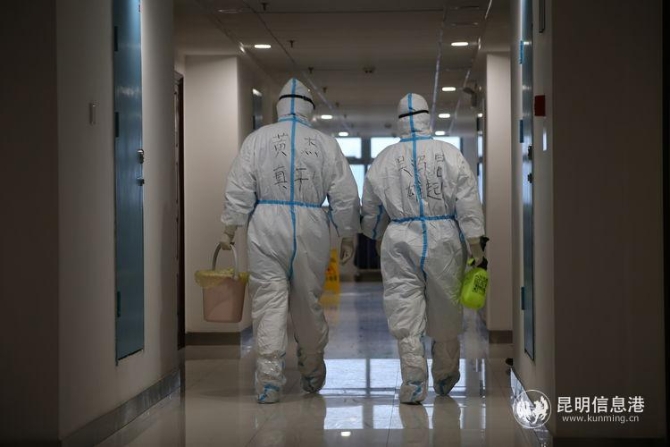 8时30分，接到要转运的信息，“杰哥”、“雄起”带着物品出发了