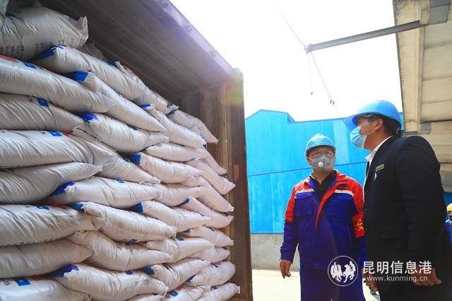 铁路抢运2500吨化肥驰援湖北春耕。通讯员周涛 何思远 供图1 铁路抢运2500吨化肥驰援湖北春耕。通讯员周涛 何思远 供图1