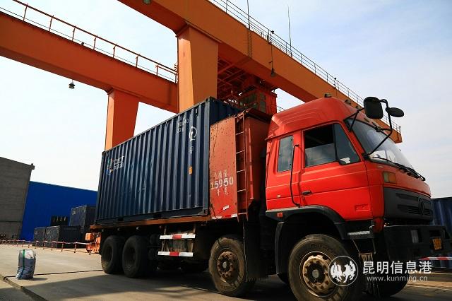 铁路抢运2500吨化肥驰援湖北春耕。通讯员周涛 何思远 供图3 铁路抢运2500吨化肥驰援湖北春耕。通讯员周涛 何思远 供图3