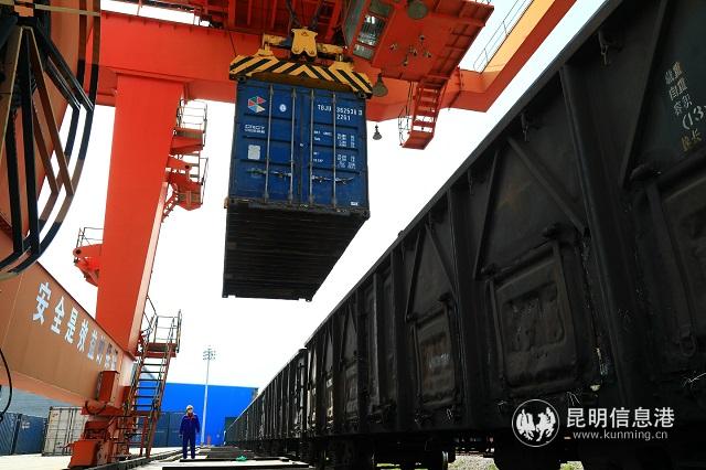 铁路抢运2500吨化肥驰援湖北春耕。通讯员周涛 何思远 供图4 铁路抢运2500吨化肥驰援湖北春耕。通讯员周涛 何思远 供图4